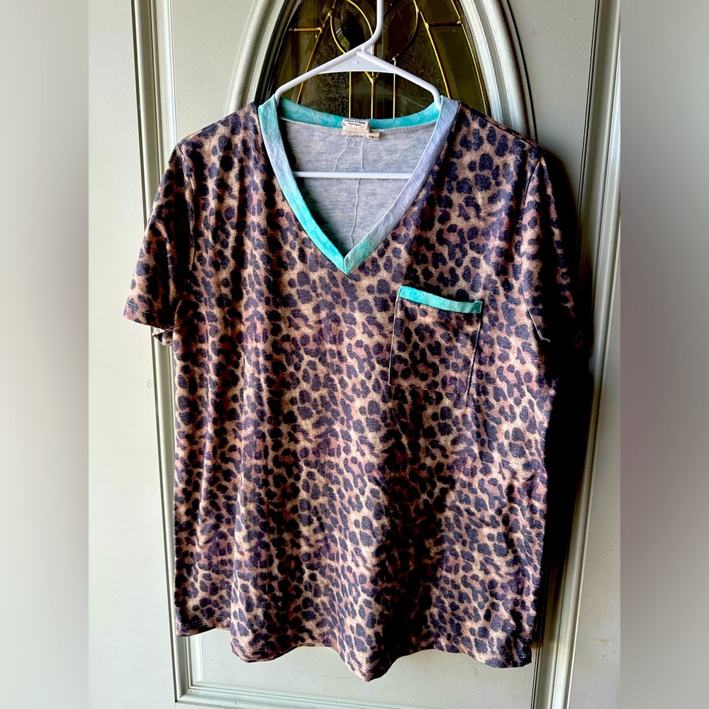 Boutique cheetah print, v-neck L